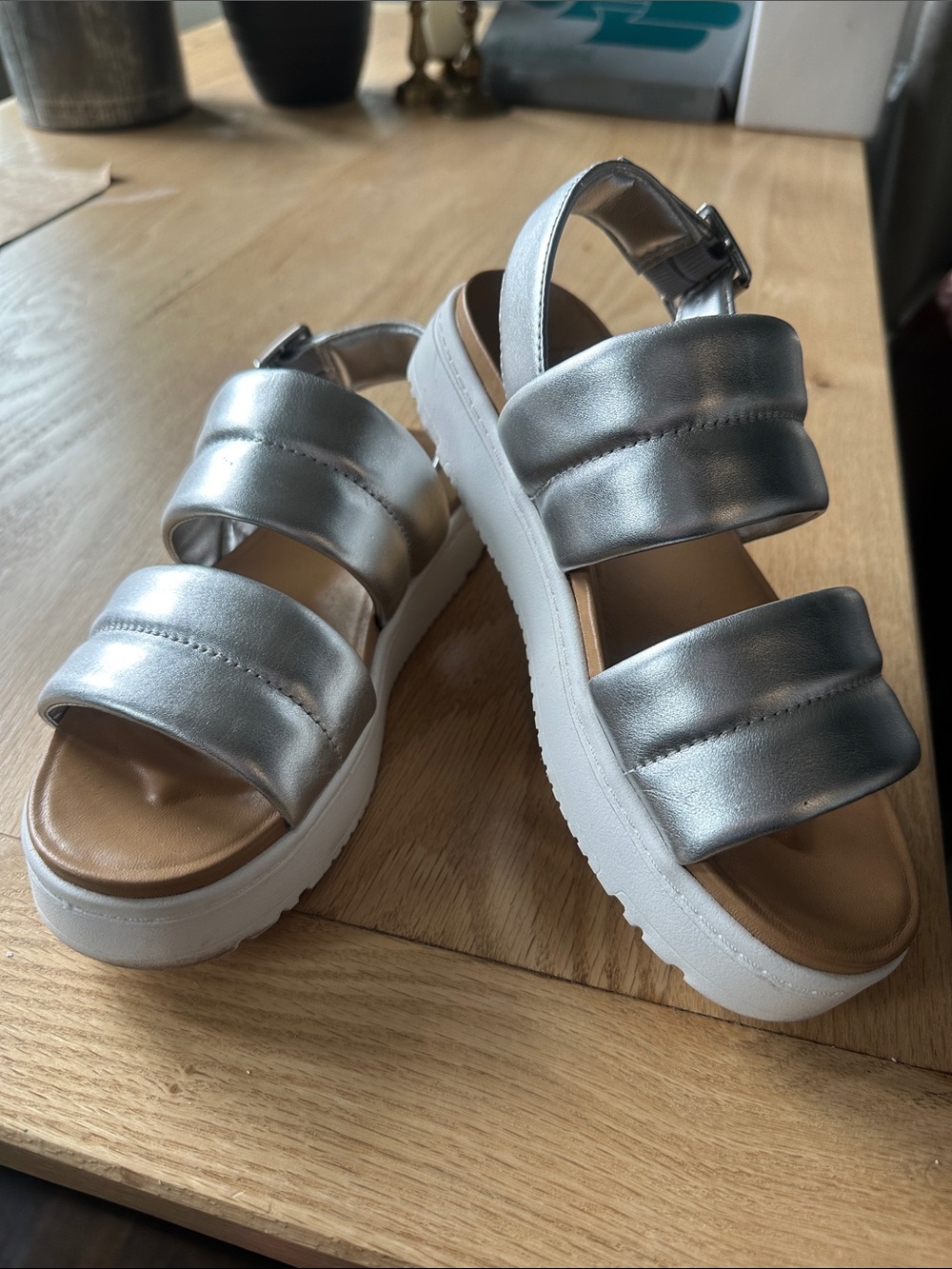 UGG Zayne Metallic strappy Sandals Size 6.5